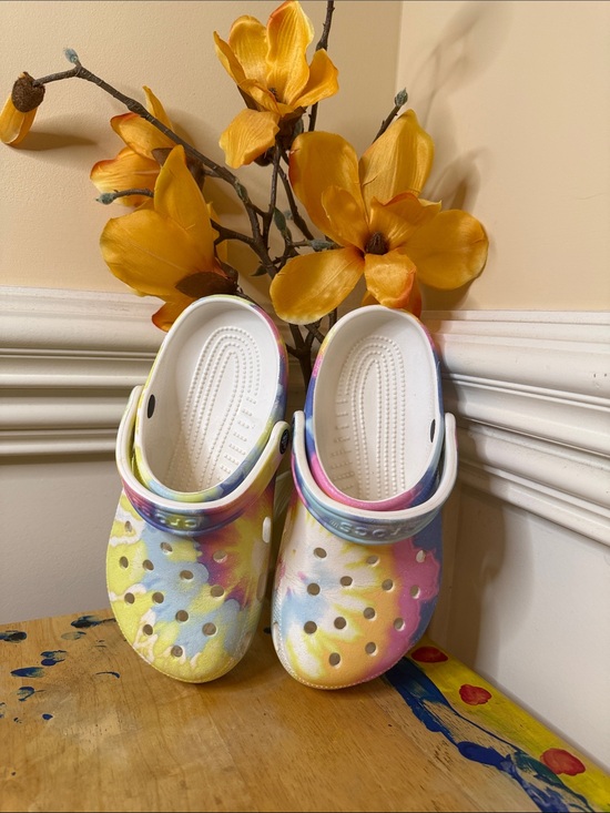 CROCS Shoes - CROCS White Tie-Dye Platform Clogs men:5 wmn: 7